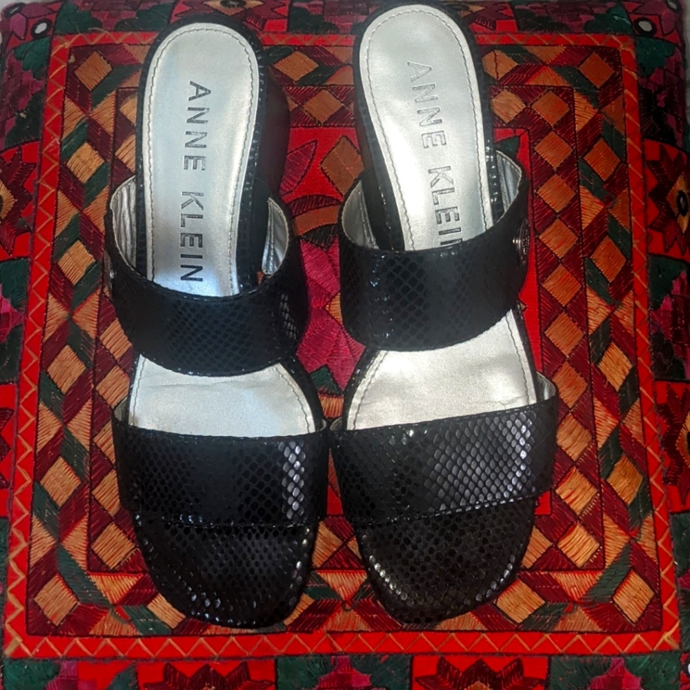 Anne Klein women sandals  black with Anne Klein logo on the side excellent condi